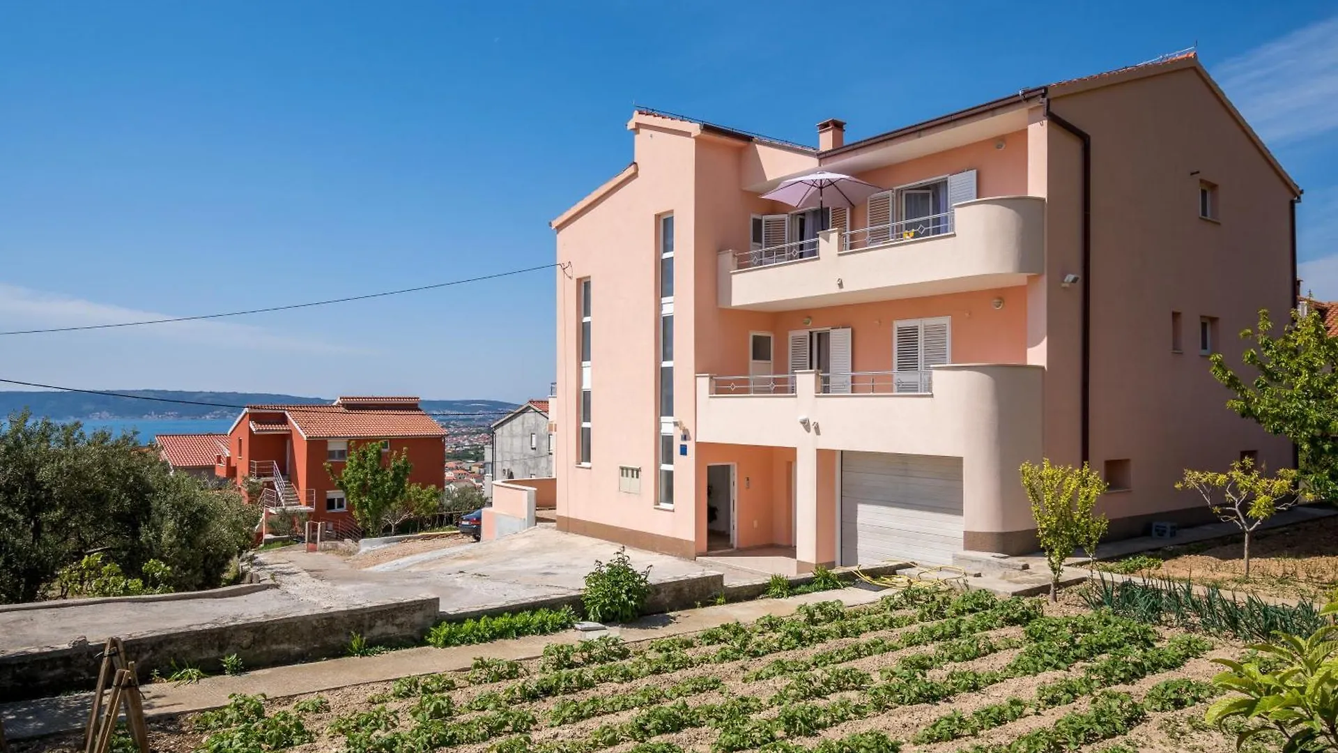 Apartments With A Parking Space Kastel Stari, Kastela - 19740